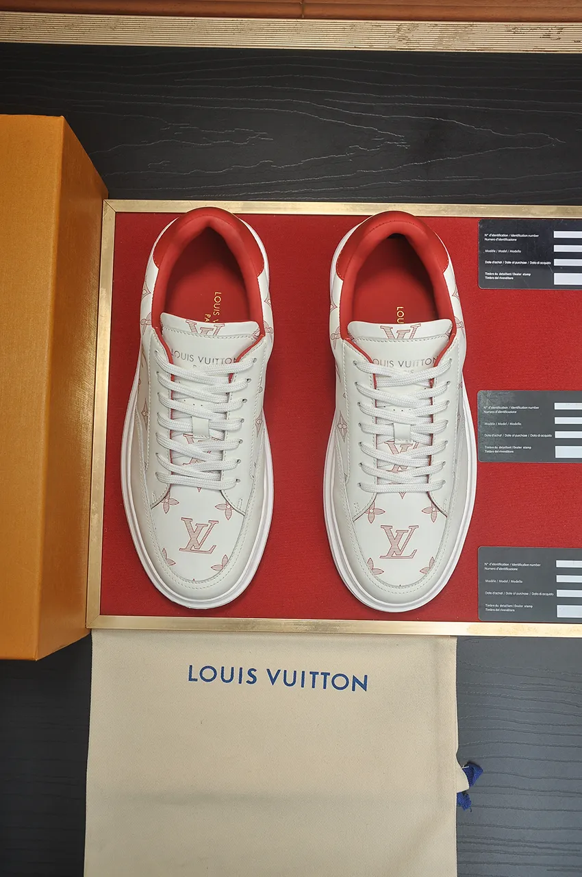 Men's men's shoes 💰640💶Original development, quality shipping, welcome to compare - LV sneaker series sports shoes introduce the loose silhouette of the ready-to-wear series into the spring and summer men's wear shows and make an eye-catching appearance. The cow leather upper is combined with rough fabric laces, and colorful beading highlights the brand's classic elements. LV letters mark the tongue and Monogram floral outsole. Mixed materials Made of top-grain cowhide, thick shoelace design, large Monogram print on the side, mesh lining and cotton feet, the comfort is as extreme as ever, premium heritage, quality first, worth owning! Size: Men’s 38-45 (45 is custom-made and cannot be returned or exchanged)